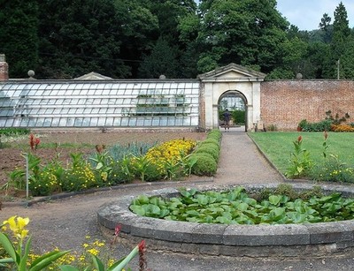 Foto 6x4 Tyntesfield Garten Blick auf Teich und Gewächshäuser von der Mauer um 2006
