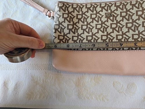 Bolso clutch muñeca DKNY Bryant marrón con detalle rosa - Imagen 5 de 6