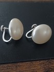 Beautiful Vintage Crown Trifari White Faux Button Pearl Screw Back Earrings — photo 5