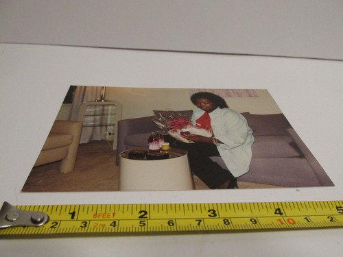 FOTOGRAFÍA ENCONTRADA VINTAGE DE LOS AÑOS 80 ARTE ORIGINAL FOTO ANTIGUA COLOR MUJER NEGRA ALCOHOL - Imagen 3 de 4