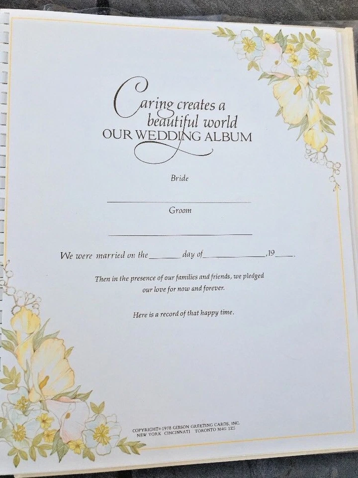 Libro álbum de memoria Gibson "Our Wedding" 1978 vintage con sobrepolvo de plástico Foto 3 de 4