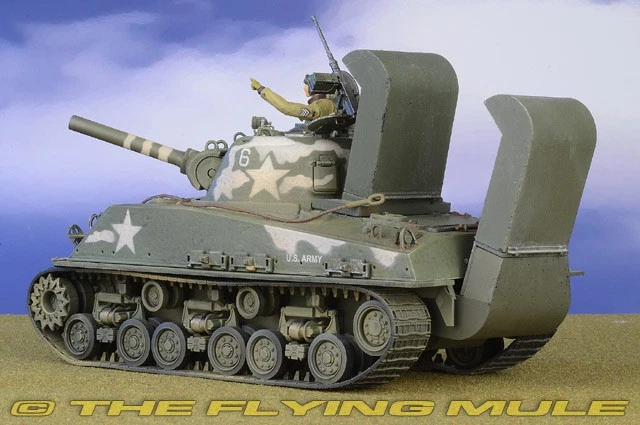Forces of Valor 1:32 M4(105) HVSS Sherman US Army 711th Tank Btn #6 w/Deep - Image 2 of 4