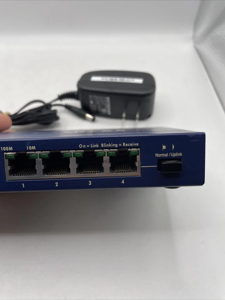 Netgear DS104 Dual Speed 4-Port Hub 10/100, RJ-45, Uplink Button w/Power Adapter - Image 4 of 4