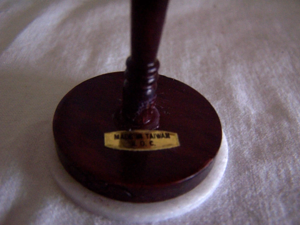 Muebles de dormitorio victorianos vintage para casa de muñecas Concord miniaturas Foto 2 de 4