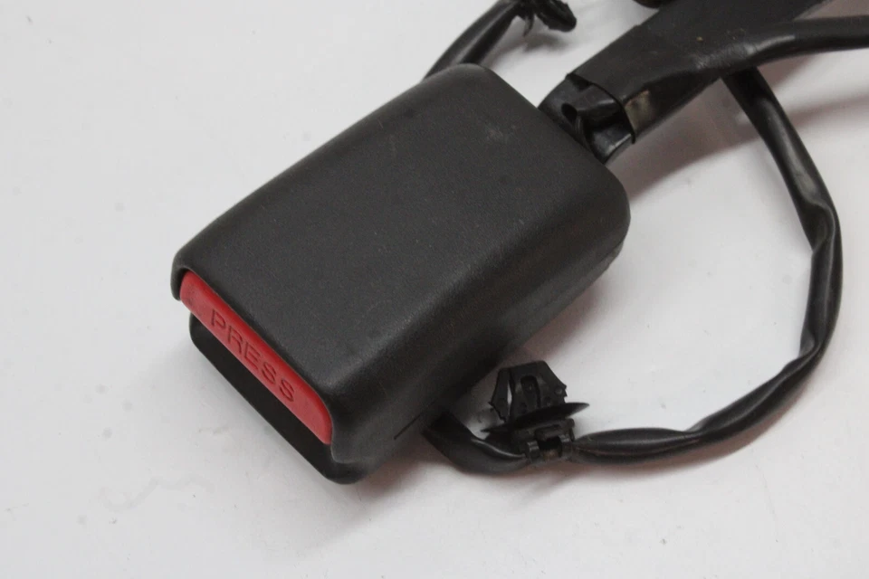 Nissan Versa SV 2020 hebilla de cinturón de seguridad delantero izquierdo negro OEM 20 21 Foto 2 de 4