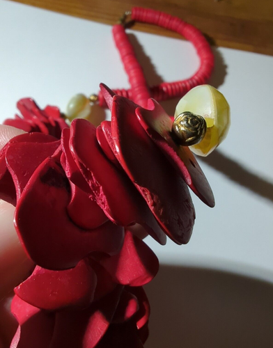 Wooden Red Necklace Costume Jewelry - Picture 10 of 10