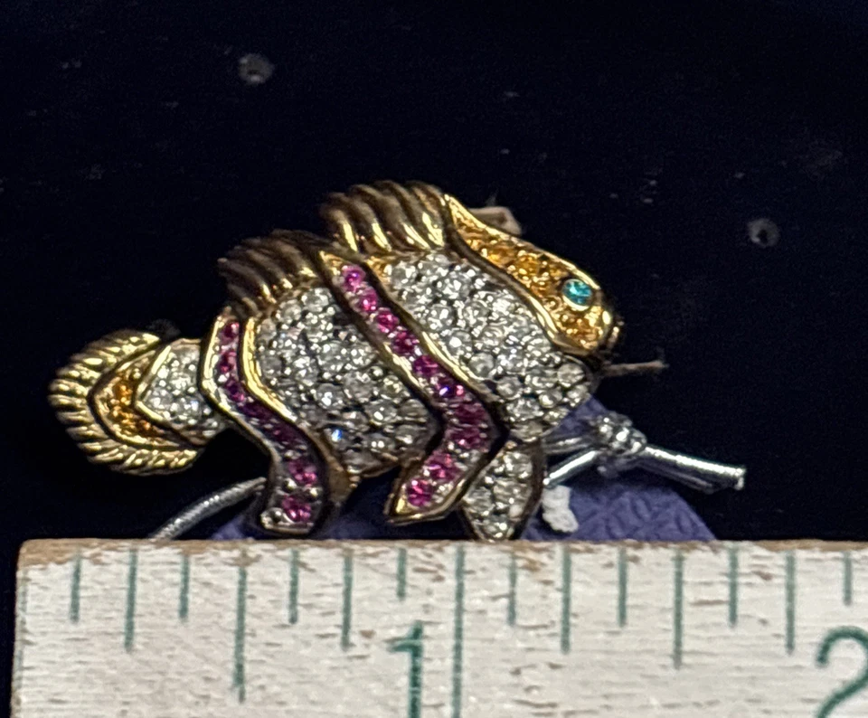 Broche prendedor de pez de cristal magenta firmado Swarovski Swan Foto 2 de 4