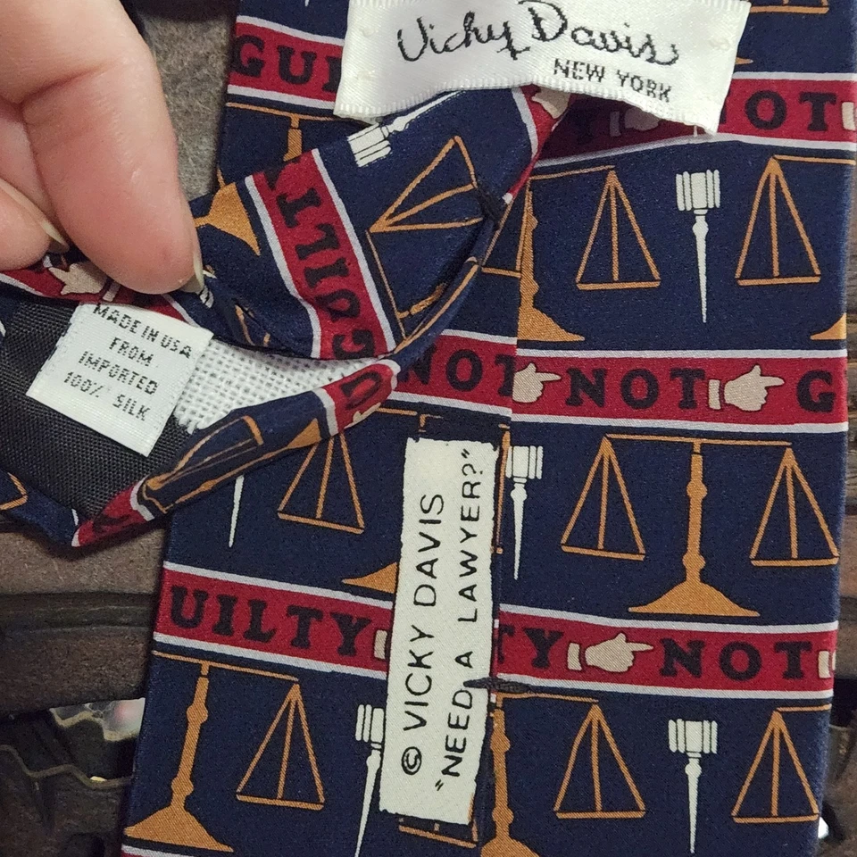 Need A Lawyer Corbata Para Hombres Corbata Escalas Justicia NO CULPABLE Vicky Davis Seda EE. UU. Foto 4 de 4