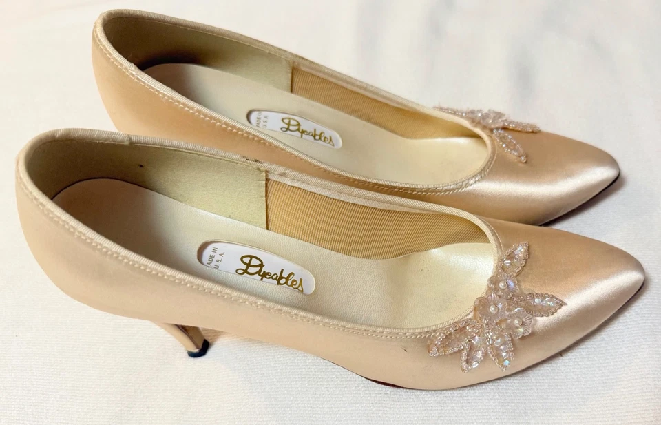 Zapatos de tacón formales vintage de satén marfil teñibles con apliques de cuentas y lentejuelas talla 7 B Foto 2 de 4