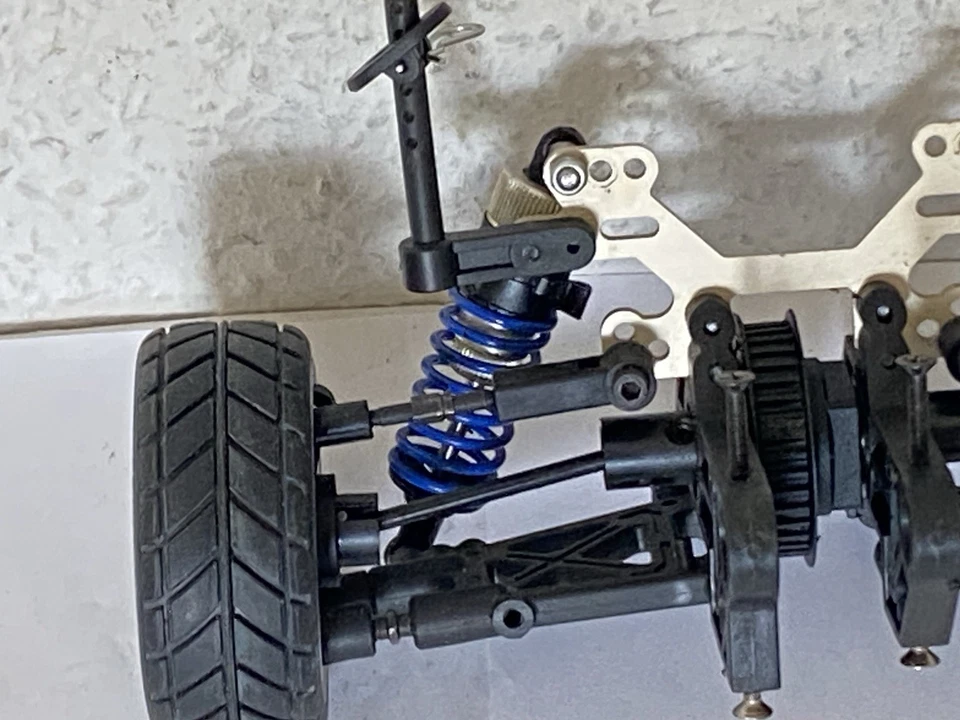 BMW-M3-GTR-Hachette/Thundertiger Hinterachse,Stoßdämpfer,Querlenker,Differential - Bild 2 von 4