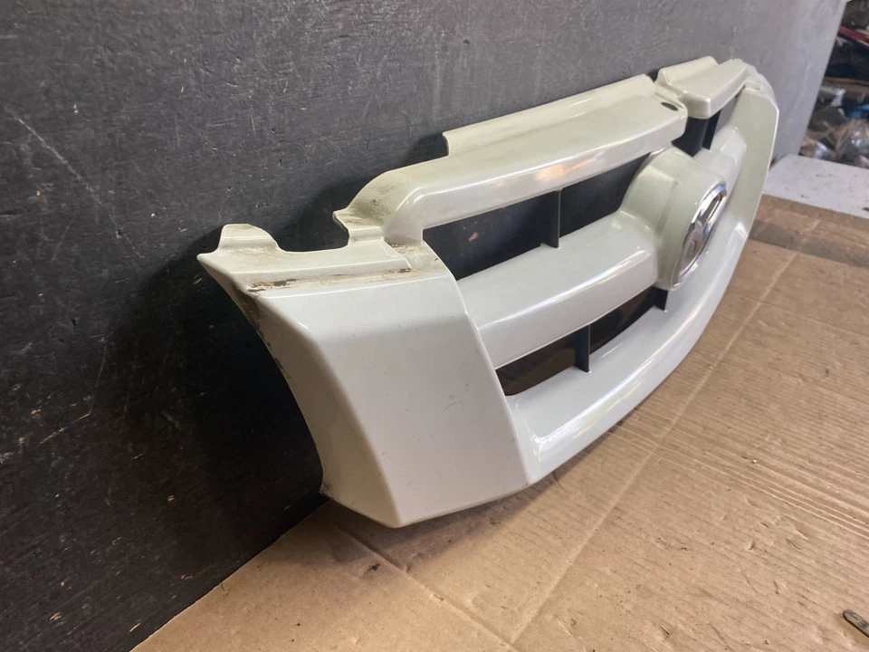 2005 - 2006 年马自达 Tribute Front Upper Grille Grill Oem q0596 DG — 第 3/4 张图片