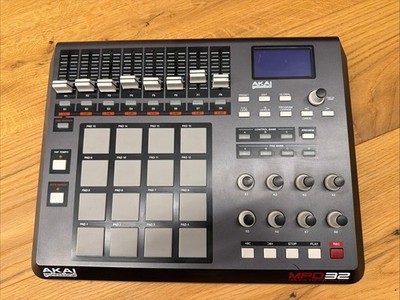 AKAI Professional MPD32 USB/MIDI Pad Control Unit