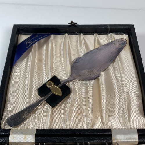 Servidor de pasteles de colección Raimond Sheffield Inglaterra y 6 tenedores de pescado con estuche. Plateado - Imagen 3 de 8
