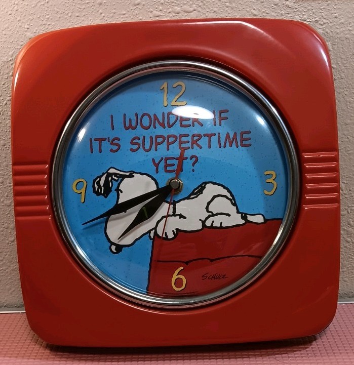 2008 Peanuts Gallery Snoopy Retro Wall Clock Battery operated 10x10