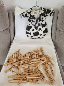 Vntg Handmade Cloth Cow Clothes Pin Holder & 68 Vntg Clothes Pins Farm Decor 