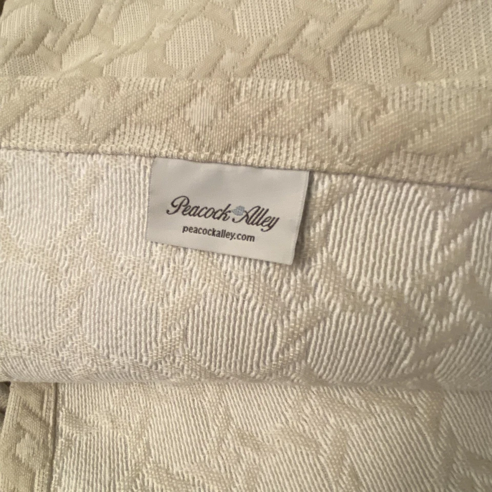 孔雀巷豪华床上用品米色 Matelasse 六边形大号床罩和棉被 — 第 2/4 张图片