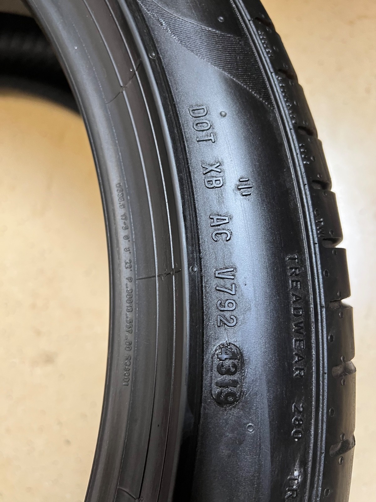 2 - NO REPAIRS 265/40ZR21 XL (101Y) Pirelli P Zero PZ4 PNCS (B) Bentley - 3082