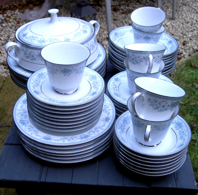 52-teiliges BLUE HILL MODERN NORITAKE GESCHIRRSET TELLER SCHÜSSEL KANNE TEETASSE UNTERTASSE