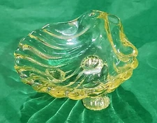 VINTAGE CAMBRIDGE GLASS CAPRICE SHELL-FOOTED GLASS SALT DIP CELLAR ~ YELLOW