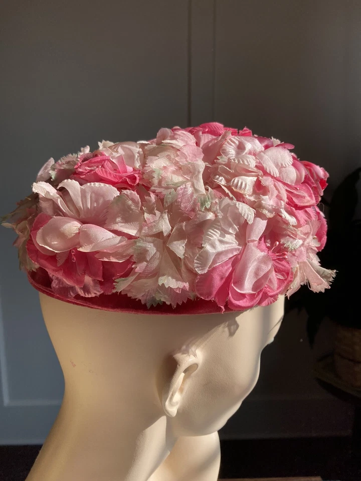 HERMOSO SOMBRERO DE COLECCIÓN AÑOS 60 CON FLORES ROSAS ROSADAS CALIENTES + TERCIOPELO Foto 2 de 4