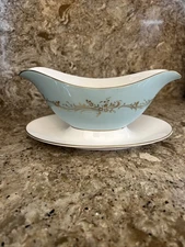ROYAL DOULTON MELROSE GRAVY SAUCE BOAT ATTACHED UNDERPLATE. EUC