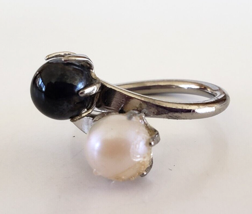 Vintage Onyx & Faux Pearl Silver Tone Wrap Ring Size 5.5 Bypass - Picture 3 of 10