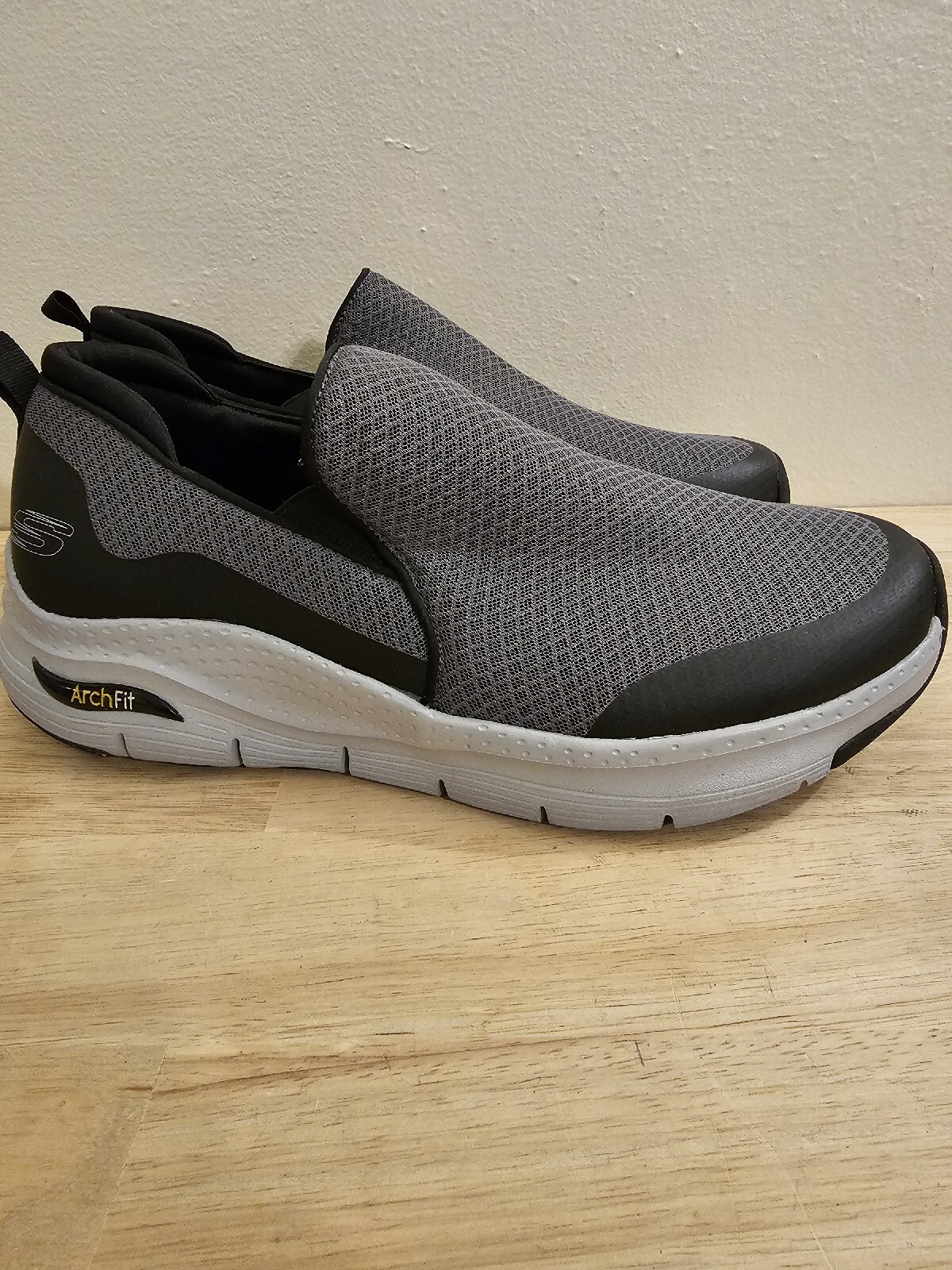 Skechers Air-Cooled Arch Fit Men’s Size 11.5 Gray / Black Slip On Sneakers NWT