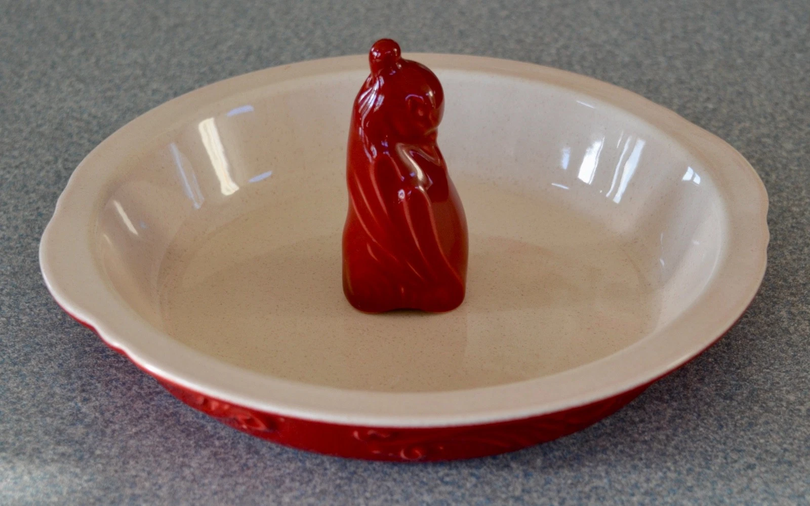 VINTAGE PHALTZGRAFF CERAMIC 9" RED PIE PLATE & VENTING BIRD