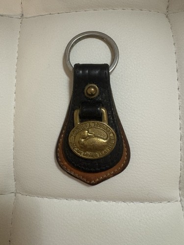 Llavero De Colección Dooney & Bourke Pato Todo Clima Cuero Negro Y Tostado - Imagen 2 de 5