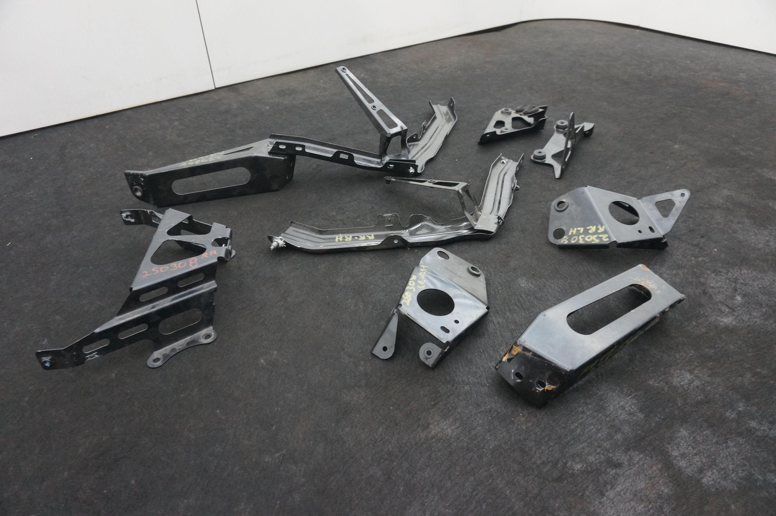 Set Of Radiator Intercooler Support Mount Brackets 11L0374CP McLaren 650S 2015