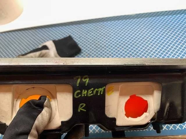 Luz trasera derecha pasajero para 76-79 ACADIAN 2550267 Foto 3 de 3