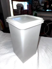 Tupperware CRACKER KEEPER #1314 w/Lid #1315 - Hold 4 Sleeves - Saltines