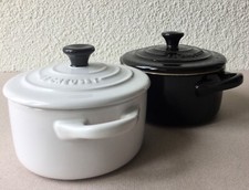 2 PETITES COCOTTES rondes LE CREUSET . céramique - NOIRE - BLANCHE . État neuf.