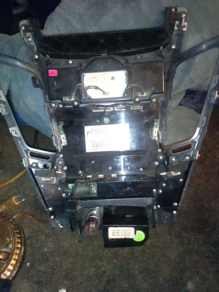 CADILLAC CTS-V 2009-2013 PANEL DE CONTROL CON REJILLAS DE VENTILACIÓN RADIO CLIMATIZADO RELOJ BISEL OEM Foto 2 de 3