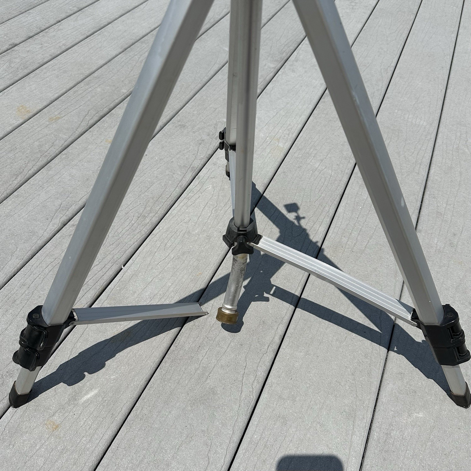 Melnor Pulsating Lawn Sprinkler Model 9610 Tripod Stand with Rotating Spray Head