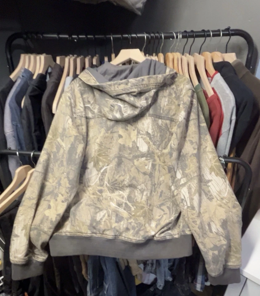 Chaqueta con Capucha Hollister Camuflada Cremallera Talla L Hoja Camuflaje ��*COMO NUEVA* Ventas al por menor $120 Foto 2 de 3
