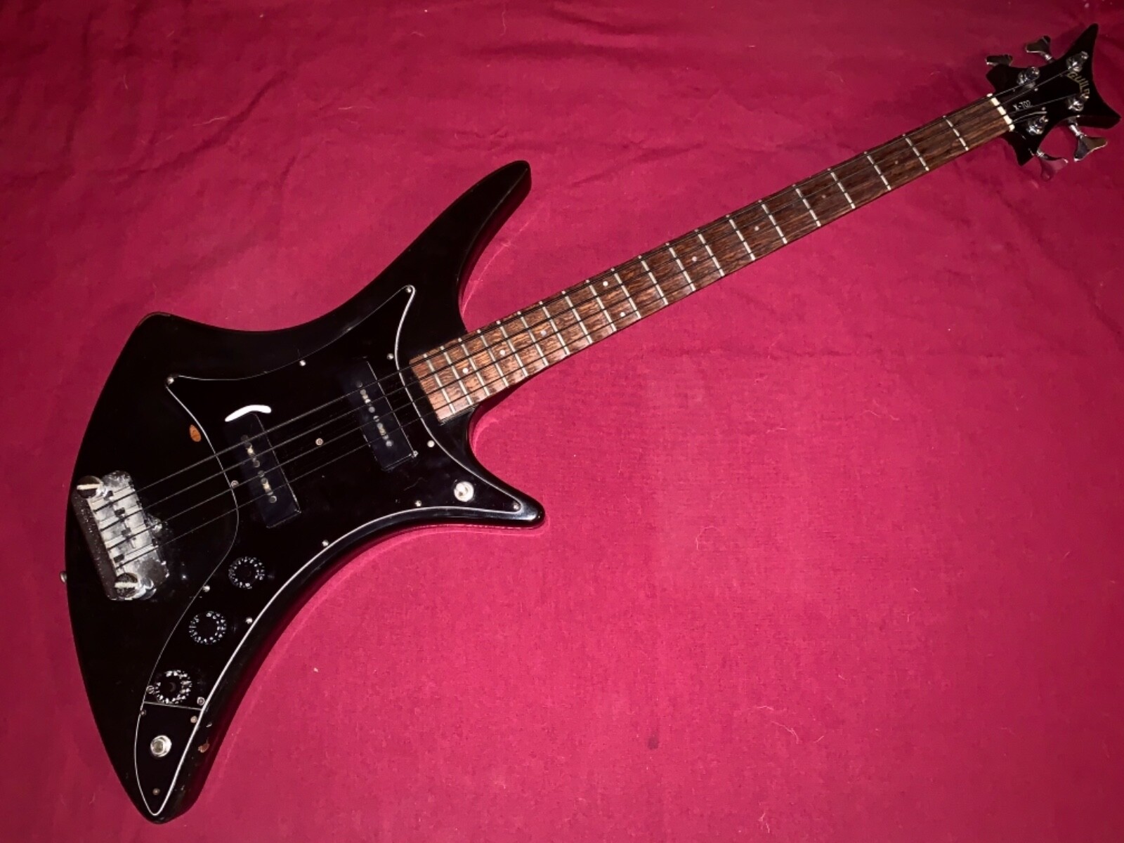 Guild X702 Electric Bass Guitar >> Vintage Guitar and Bass
