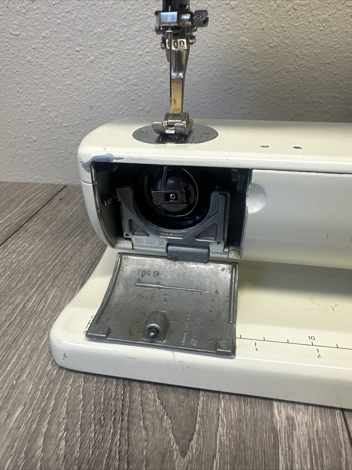 Bernina 830 Record Sewing Machine, Parts or Repair Powers On ! Read