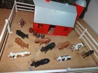 VINTAGE PLASTICVILLE DAIRY BARN O/S GAUGE w/COWS, FENCE, BARRELS, FARMER — photo 2