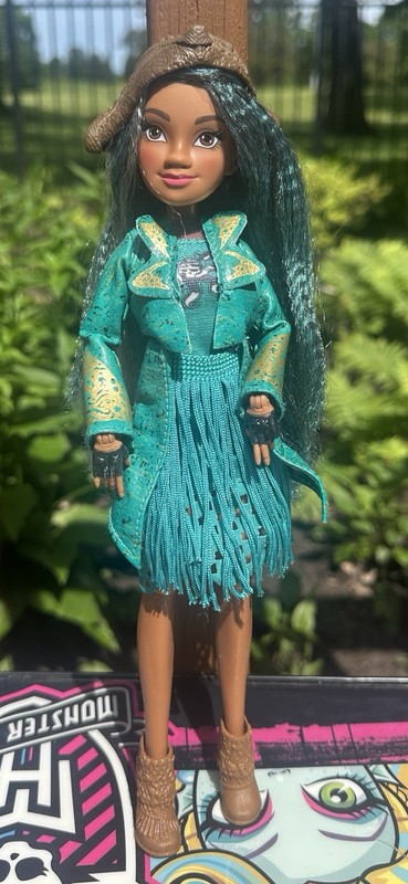 Disney Descendants 2 Isle Of The Lost Signature Uma Fashion Doll with Hat