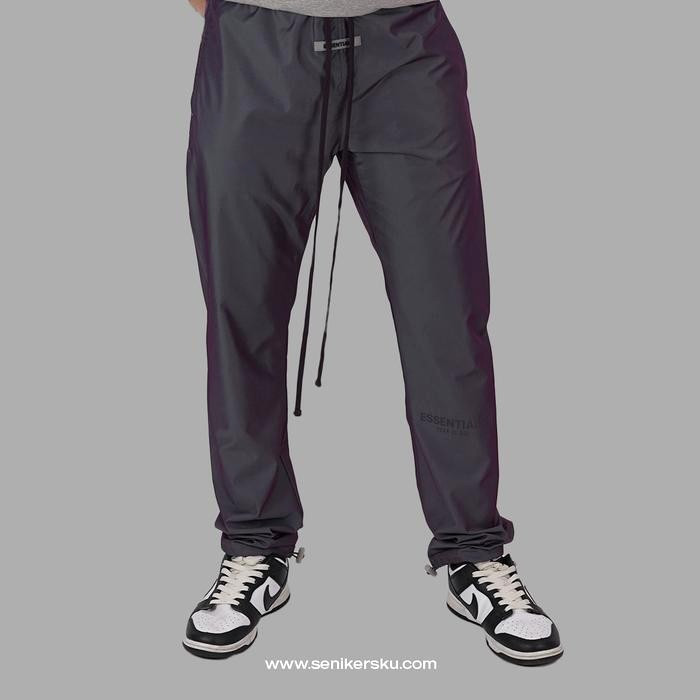 PANTALONES DEPORTIVOS FEAR OF GOD ESSENTIAL NYLON SATINADO, TALLA M