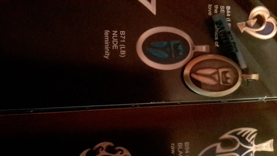 COLGANTE BICO AUSTRALIA NUDE FEMINIDAD PÚRPURA RESINA TRIBAL B71 NUEVO CON ETIQUETAS NUEVO DESNUDO Foto 4 de 4