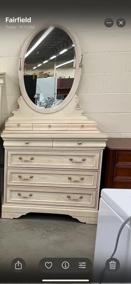 Antique white lexington bedroom set made in USA - Image 4 of 4