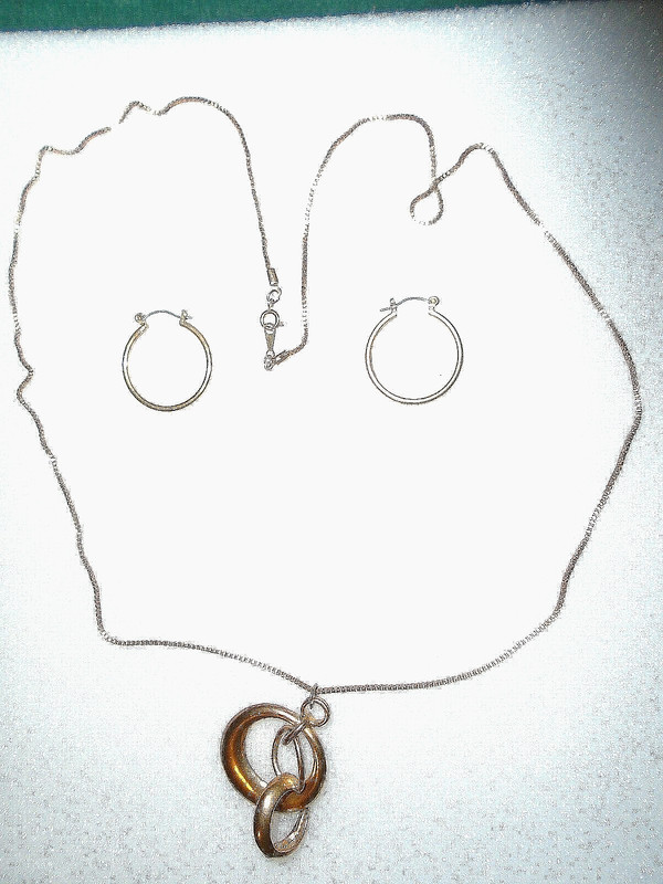 VINTAGE CUTE GOLDTONE TRIPLE-RING DANGLE PENDANT  NECKLACE/HOOP EARRINGS