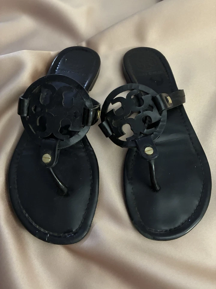 Sandalias planas Tory Burch Miller para mujer talla 7,5 charol negro tanga Foto 2 de 4