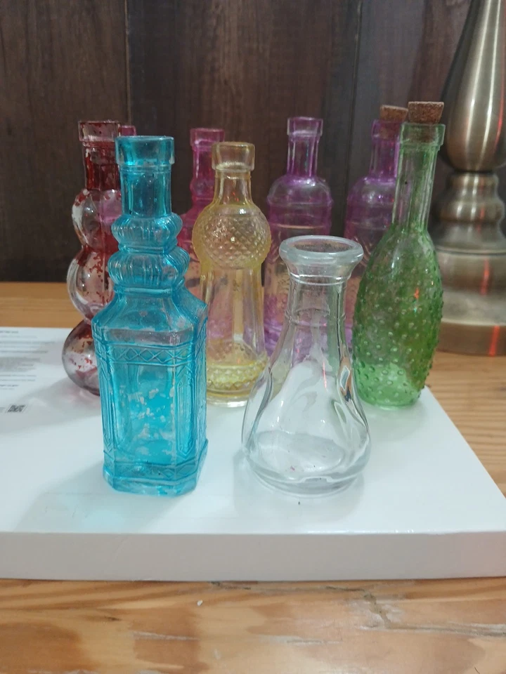 Lote de 9 Botellas Decorativas de Vidrio de Colores, Varios Estilos y Formas 5" Hobnail Foto 3 de 4