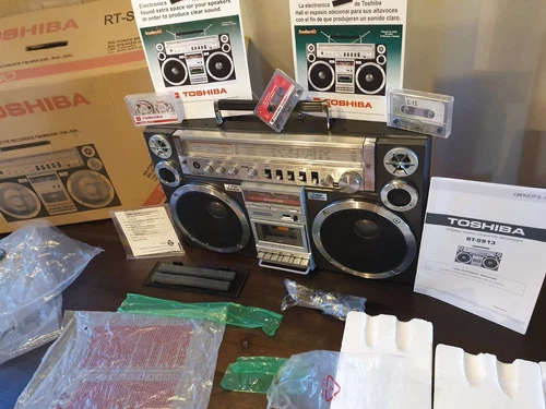 VIDEO! NEW TOSHIBA RT-S913 Radio Cassette BOOMBOX Ghettoblaster METAL 110-220v