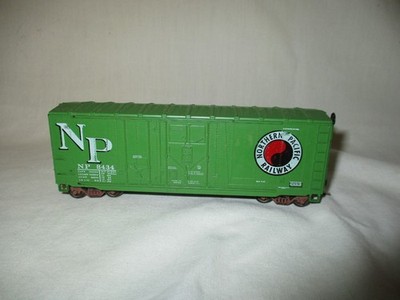 Athearn - Northern Pacific - 40' Grain Loading Box Car # 8434 w/Kadees