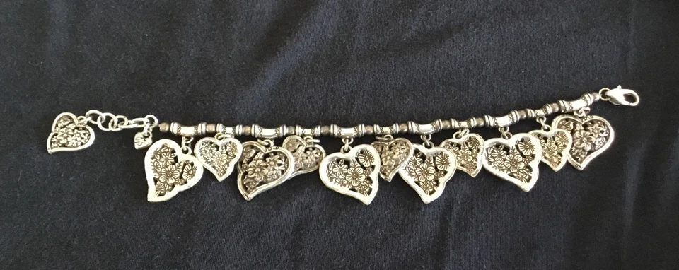 Brazalete Brighton 8” Plateado Floral Corazón Dije Con Caja de Regalo Retirado Foto 2 de 4
