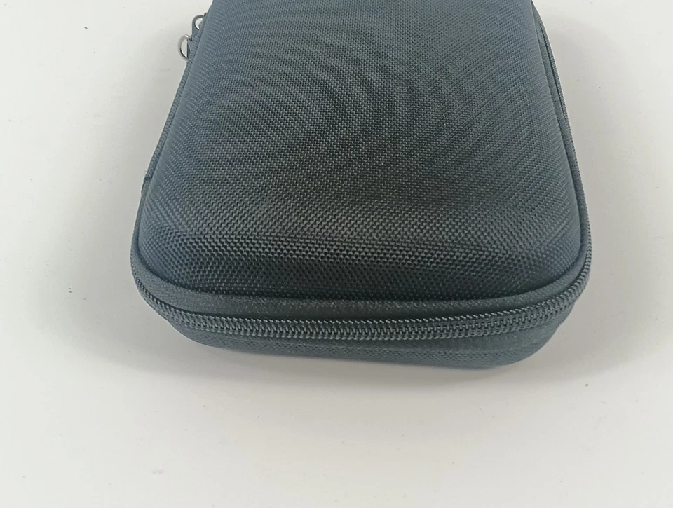 FUNDA RÍGIDA PARA CÁMARA ALMEJA NEGRA CON CREMALLERA 8" X 5" X 1 3/4" Foto 4 de 4